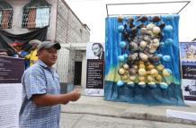 José Salas recrea cuadros de artistas famosos y los hace monigotes gigantes. 