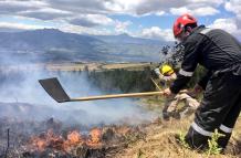 Miembros del Cuerpo de Bomberos de Quito combaten el fuego en Ilinizas.