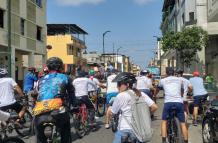 Un grupo de ciclistas avanza por la calle Cuenca hacia Vacas Galindo para visitar las huecas gastronómicas en Guayaquil.