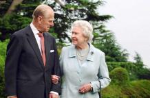 El duque junto a la soberana británica