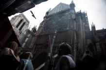 Varios turistas caminan junto a la catedral de Notre Dame de París (Francia) tras la creación de una nueva zona de seguridad para los visitantes, tras el incendio que el pasado lunes devastó parte del edificio.