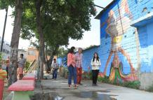 Trabajo. Unos barren, otros riegan las plantas y muchos recorren y observan el mural plasmado en la pared del ‘parque chico’, del cual los habitantes de Urbanor se sienten orgullosos.