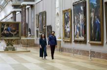 Los empleados de Airbnb posan durante el ensayo de una visita privada al museo del Louvre en París.
