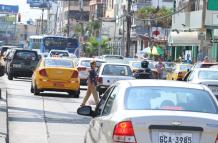 Ambiente. Cerca de las 10:00, la zona comercial de La Garzota se activa. Con ello, también la cantidad de tráfico vehicular  prolifera y dificulta la movilidad peatonal.