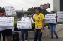 Familiares y pacientes con cáncer se concentraron en los bajos del edificio Joaquín Gallegos Lara para exigir medicinas.