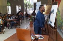 Durante la exposición, el artista hizo una muestra de su talento con una pintura en vivo. 