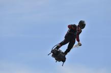 “Hombre volador” francés cruza Canal de la Marcha en aerodeslizador