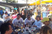 Locales y extranjeros disfrutan de los platos típicos que se sirven en el lugar. 