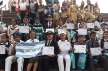 Los estudiantes recibieron diplomas por su participación en el evento. 