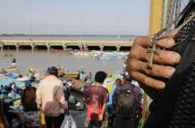 Amuleto. Los pescadores que zarpan del muelle del mercado Caraguay, en Guayaquil, se encomiendan a Dios para protegerse de la delincuencia.