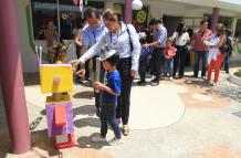 Los padres y estudiantes recorrieron pasillos y patios del IPAC, decorados con robots hechos de cartón.