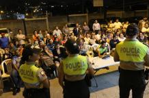 Acto. Los moradores sugirieron a los policías incrementar los controles de seguridad.