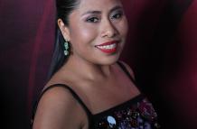 Yalitza Aparicio, protagonista de la aclamada película ‘Roma’, vistió de blanco y negro.