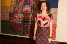Diana Gardeneira, ganadora del Salón de Julio, posa junto a su obra.  
