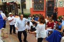 Danza. Las familias de Las Peñas y los turistas que allí se encontraron se unieron a la celebración, llevada a cabo en el escalón 37. 