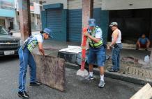 A diario, un equipo de agentes de la Autoridad de Tránsito Municipal recorre las calles de Guayaquil para quitar los cartones, bancos y otros obstáculos que los cuidadores de carros ponen en los espacios de estacionamiento público. El viernes decomisaron 
