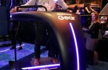 Keith Jauregui de Francia intenta una experiencia de realidad virtual de snowboard en un stand de Samsung durante el CES 2018 en Las Vegas.