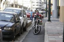 La obra aún no se la entrega. Se ejecutan trabajos relacionados con las conexiones subterráneas, pero el mal uso de la ciclorruta ya se hace evidente. 
