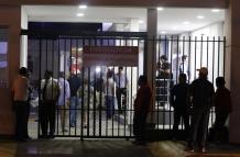 El hospital Teodoro Maldonado, ubicado al sur de Guayaquil, es uno de los entes públicos que genera malestar entre los pacientes. Quienes llegan a la entidad se quejan por la falta de fármacos. También hay inconformidad entre los familiares de los enfermo