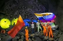 Las banderas de China y Ecuador ondearon al concluir los obreros el túnel de conducción en la hidroeléctrica Coca Codo Sinclair, en abril de 2015.