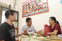 Servicio. He Jinhe (izq) es el chef del lugar, mientras que su esposa, también en la foto, atiende a los clientes.