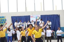 Participación. Mientras los estudiantes del Aguirre Abad interpretan su melodía antiviolencia, sus compañeros, maestros y padres de familia elaboran una coreografía. 