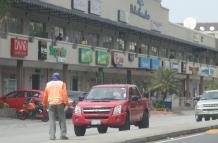 Expansión. Tres ‘cuidacarros’ se han instalado en el exterior del centro comercial Blue Coast, en vía a la costa.