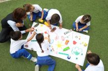 Acto. En el colegio Ecomundo los alumnos aprenden valores a través del arte, foros y actividades con los padres.