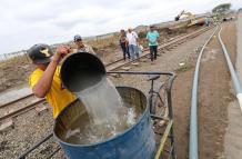 Algunos moradores aprovecharon la rotura de una tubería, a la altura de la cooperativa 28 de Agosto en Durán, para recolectar agua que, aunque sucia, dijeron les servía para trabajar, sobre todo, en el área de construcción.