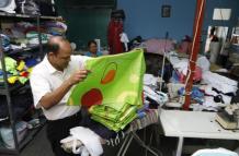 Uniformes.  Fundó un centro de costura para proporcionar gratuitamente los uniformes a los niños de sus colegios. En el lugar trabajan mujeres del sector. 