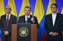 Juan Manuel Santo, presidente de Colombia (centro).