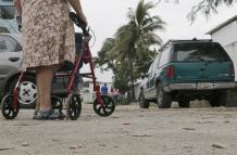 Malestar. Varios moradores tienen dificultades para caminar en medio de la tierra, pues se movilizan con sillas.