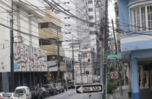 Casco central. En la calle Luis Urdaneta el espacio aéreo aparece bordado de cables. La mayor parte son líneas telefónicas en uso. 