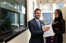 Escrito. Felipe Rodríguez exhibe el escrito que presentó ayer en la Fiscalía para denunciar a Norma Vallejo.