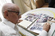 La amistad. Pástenes atesora fotos de antiguos aniversarios y reuniones posteriores con los amigos que conoció en 1940, año de la fundación.