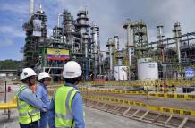 Labor. Un grupo de expertos en la refinería de petróleo de Esmeraldas.