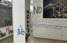 Además acudirán a la Fiscalía para conocer la información sobre los daños a la sede, que presenta, entre otros, una serie de pintadas en pisos y paredes. 