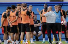 El entrenador de la selección de Bélgica, Roberto Martínez (3-d), da instrucciones a sus jugadores durante el entrenamiento.
