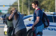 El hombre armado fue identificado como Nikolas Cruz, quien había asistido a la escuela y fue expulsado por motivos disciplinarios no detallados.