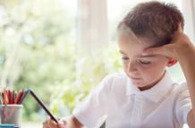 Niño escribiendo en su cuaderno