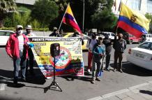 Un grupo de pensionistas protesta en los exteriores de la Fiscalía General, en Quito.