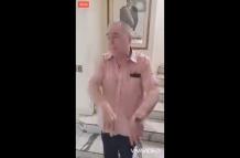 Abdalá Bucaram graba un mensaje en video