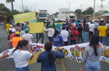 Trabajadores y alcaldes de la regional 5 de la AME participan en protestas en la vía Nobol-Guayaquil.