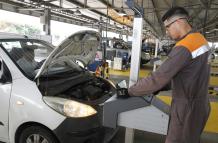 Un trabajador realiza la revisión vehicular en las instalaciones de la entidad.