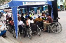 Miembros de Asopléjica llegaron al lugar para hacer visibles a las personas de movilidad reducida.
