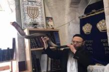 El Rabino Yaacov Sheperd tocando el Shofar en la Yeshivá Disporá de Israel.
