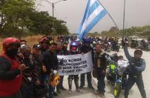 Motociclistas reunidos frente al Parque Samanes.