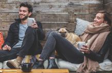 Pareja conversa y se muestra feliz