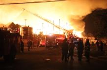 Bomberos colaboran en apagar el fuego en una empresa de Durán.