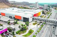Así luce el nuevo centro comercial, unido al edificio de Riocentro Ceibos por un puente peatonal.